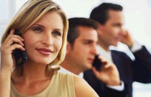 Lo que se debe evitar al momento de hablar por teléfono en el trabajo